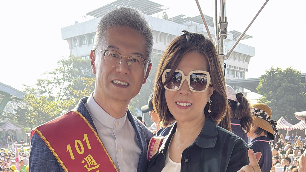 龍達化粧品 林相達總經理與艿葳副董合影於屏東仁愛國小
