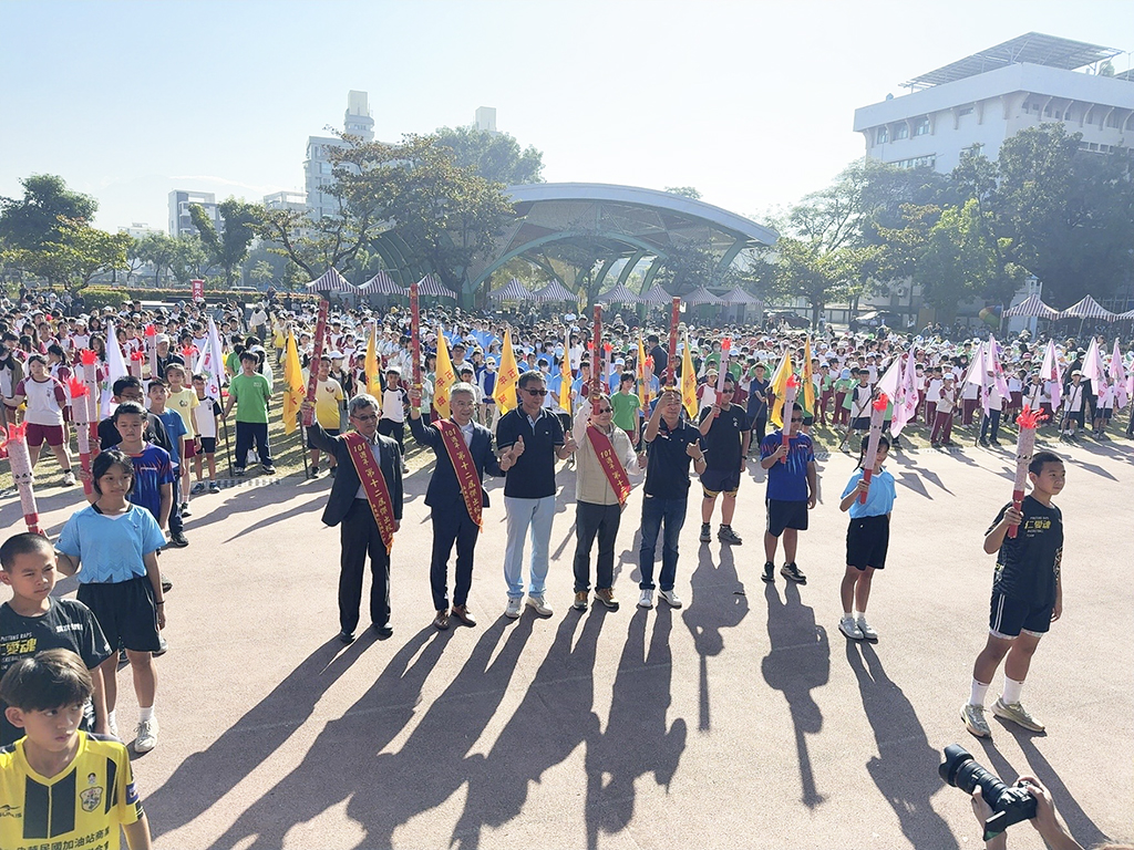 龍達化粧品美容事業集團林相達總經理 重返屏東仁愛國小 榮任傑出校友